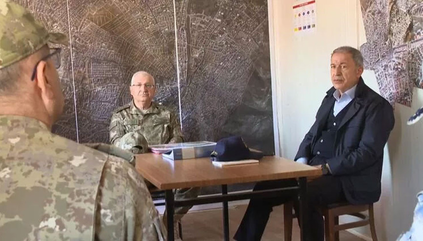 Bakan Akar, Hatayda Mehmetçiki ziyaret etti