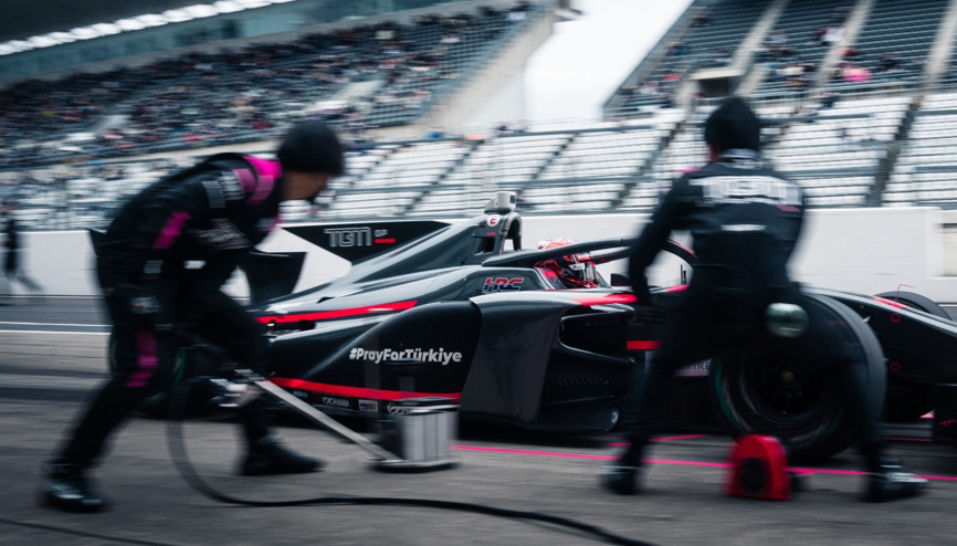 Super Formula pilotları depremden etkilenen vatandaşları andılar