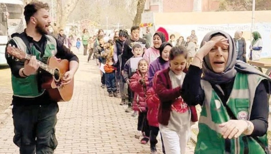 Tık doğdu güneşim... Çadırkentte ‘Günaydın Marşı’