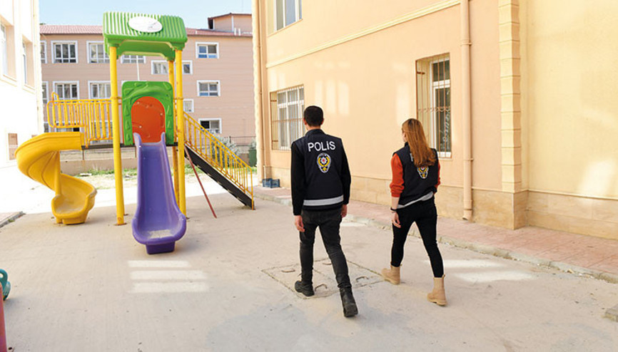 Kamu binaları yıkılınca... Emniyet anaokulunda, kaymakamlık çadırda Kamu binaları yıkılınca... Emniyet anaokulunda, kaymakamlık çadırda