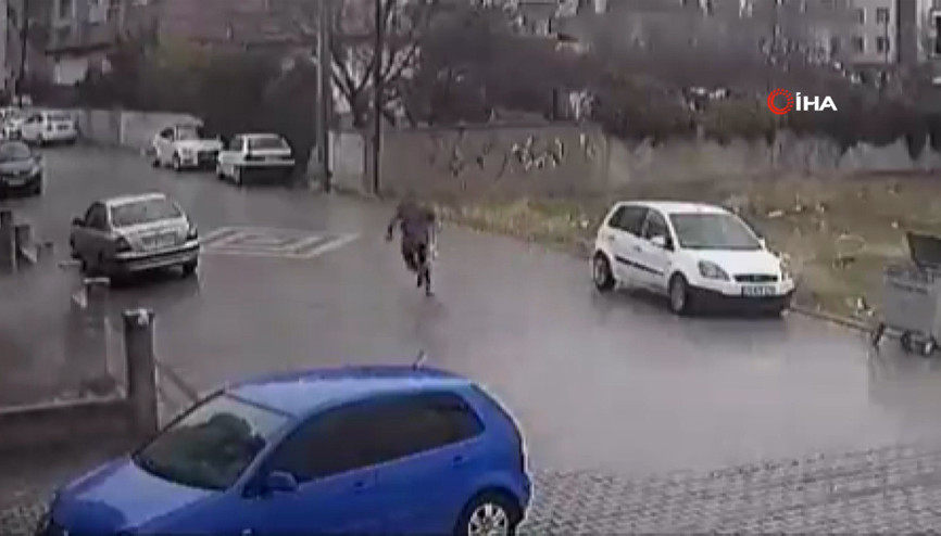 Kendisine doğru koşan köpekleri fark etti, otomobil üzerine çıktı