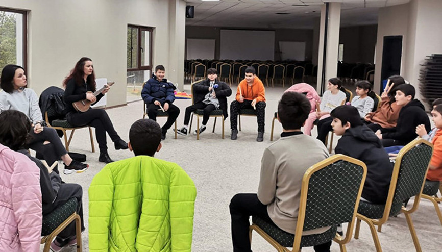 Afet bölgesinden gelen öğrenciler için kampta eğitim