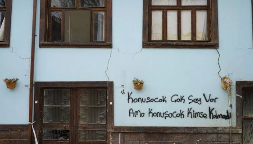 Depremin vurduğu Malatyada duygulandıran duvar yazıları