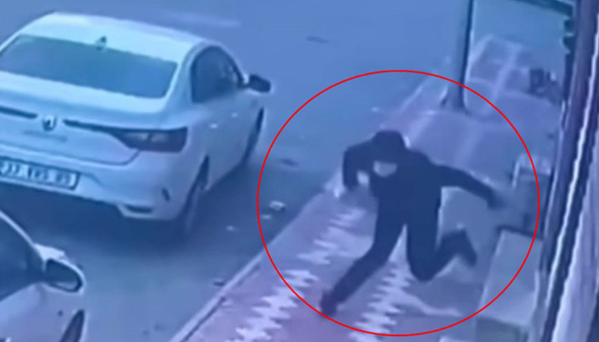 Döviz bürosu işletmecisine kapkaç şoku O anlar kamerada