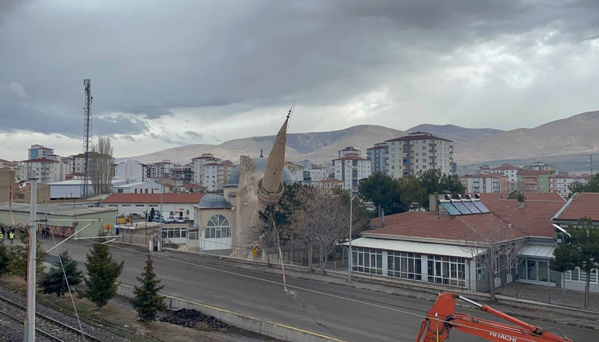 Niğde’de depremde hasar alan cami minaresi yıkıldı