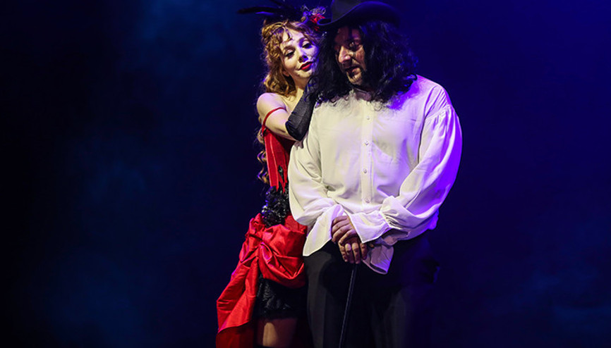 Hayko Cepkin’den Muhteşem Bir Jekyll & Hyde Performansı Hayko Cepkin’den Muhteşem Bir Jekyll & Hyde Performansı
