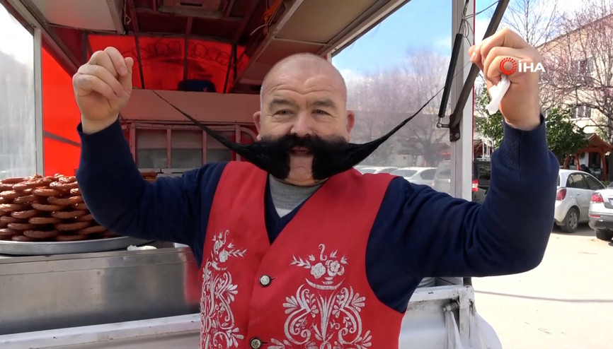 25 yıldır kesmediği bıyıkları, 80 santimetreye ulaştı