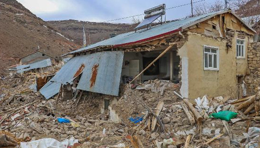 Depremde yıkılan mahallelerinin başka yere taşınmasını istiyorlar