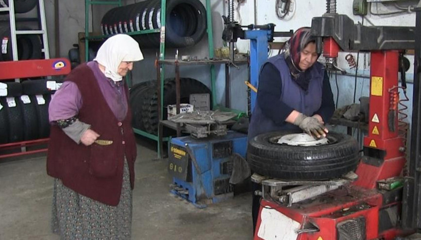 83 yaşındaki oto lastikçisi Vesile teyze, mesleği 61 yaşındaki gelinine devretti