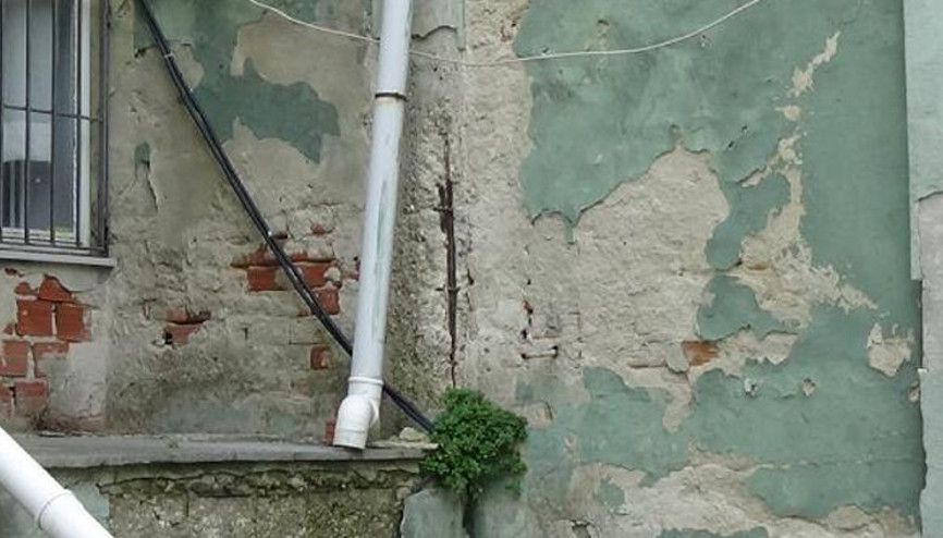 Silivride sağlık ocağındaki çatlaklar korkutuyor