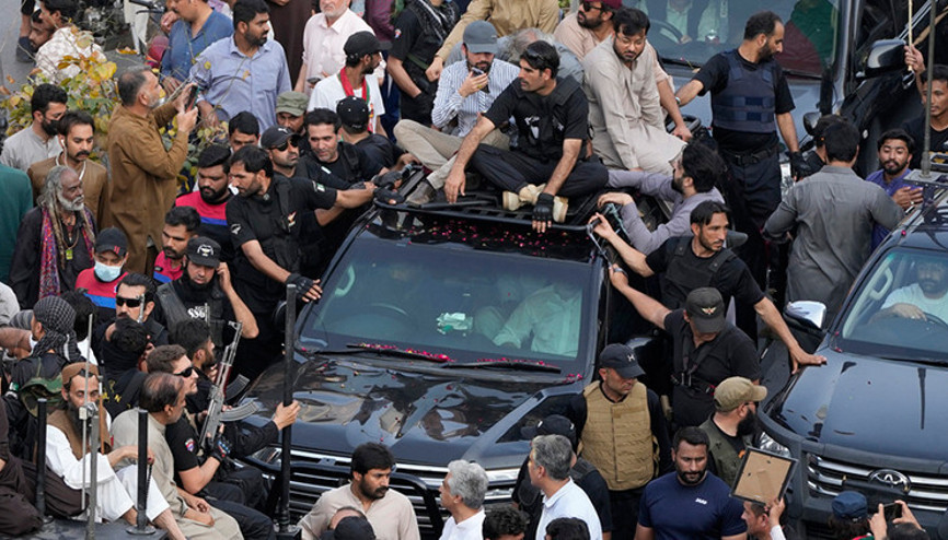 Eski Pakistan Başbakanı Khanın destekçileri polisle çatıştı: 8 yaralı