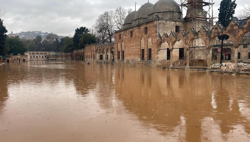 Balıklıgöl’de son durum ne Sel felaketinden etkilenen Şanlıurfa’da balıklar için su havalandırma çalışması yapılıyor