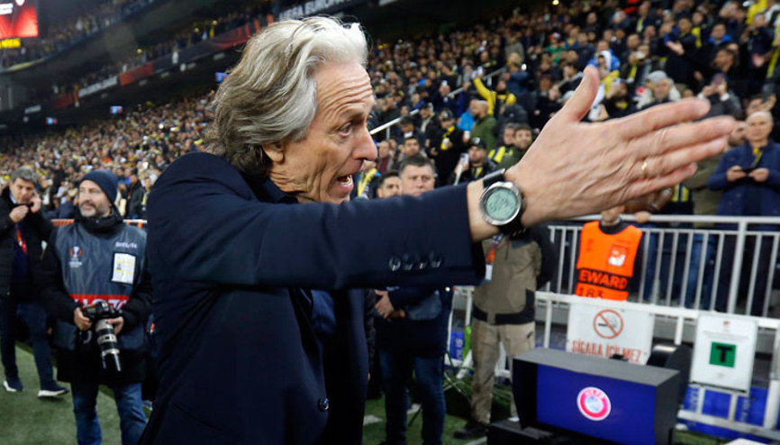 Fenerbahçe - Sevilla maçında Jesusun ilginç anı Sampaoliyi bulamayınca sinirlendi...