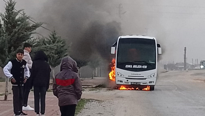 Öğrenci servis midibüsü alev alev yandı