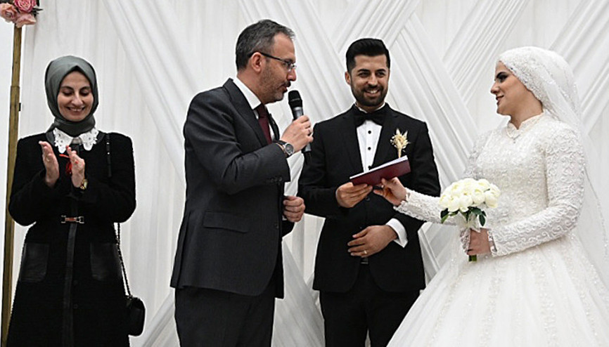Bakan Kasapoğlu, GSB yurdunda kalan depremzede çiftin nikâh şahidi oldu