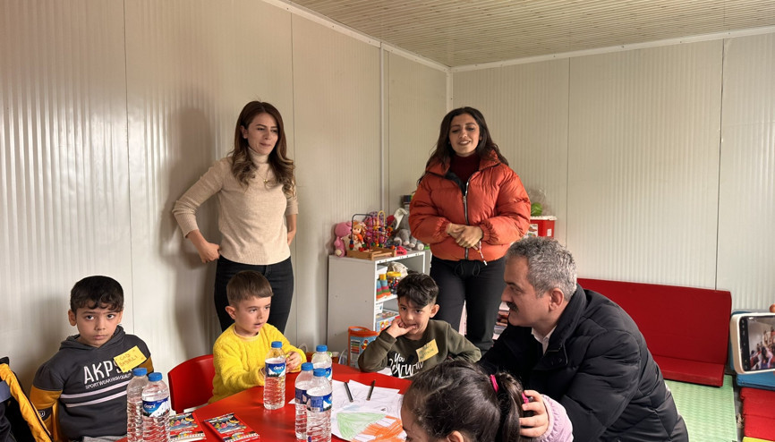 Özer, konteyner sınıfları ziyaret etti