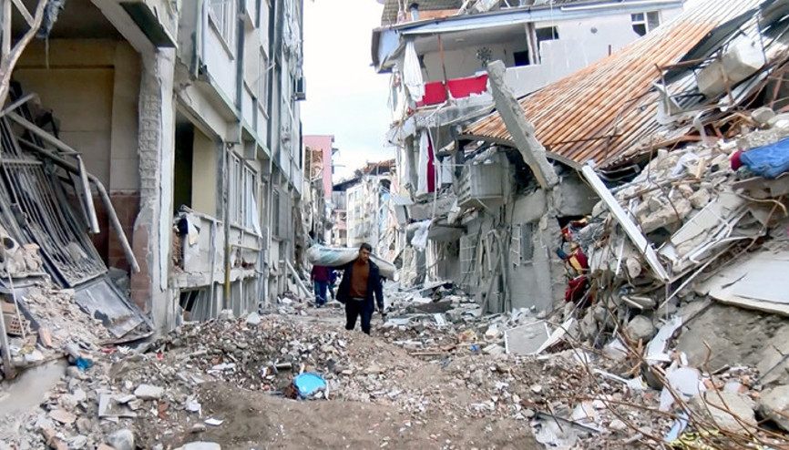 Hatayda ağır hasarlı binalardan eşya kurtarma çabası