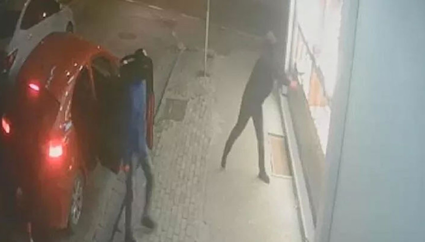 Kaldırım taşıyla camları kırıp hırsızlık yaptılar