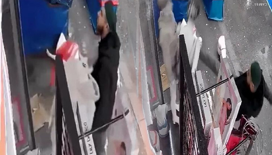 Fatihte kadın iç çamaşırı giydirilen cansız mankenlere tekmeli saldırı