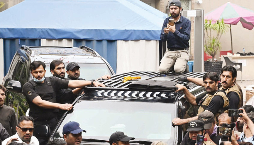 Pakistan karıştı Imran Khan mahkeme salonuna giremedi