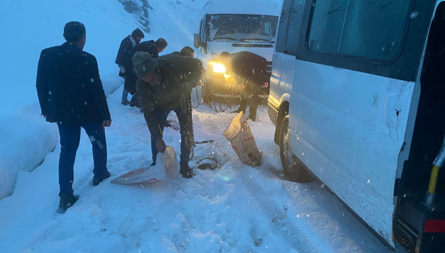 Bahçesaray-Hizan yolunda kar ve sis etkili oldu; araçlar yolda kaldı Bahçesaray-Hizan yolunda kar ve sis etkili oldu; araçlar yolda kaldı