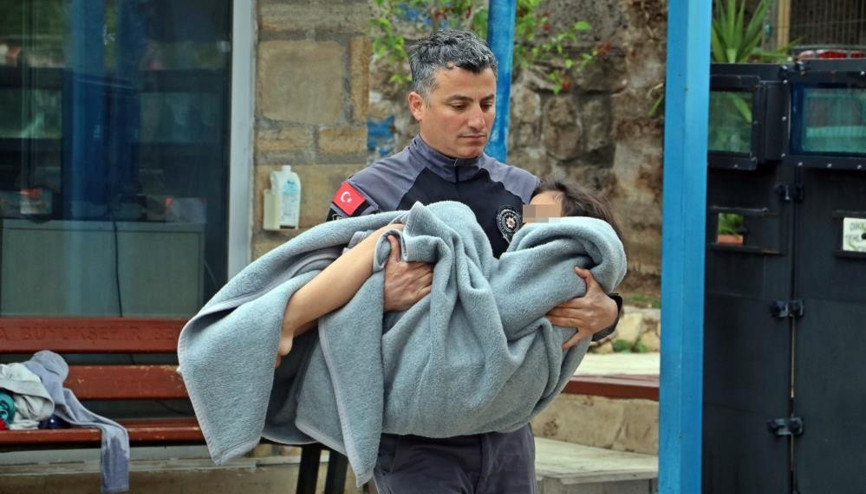 Sörf yaparken dehşeti yaşadılar Turistleri deniz polisi kurtardı