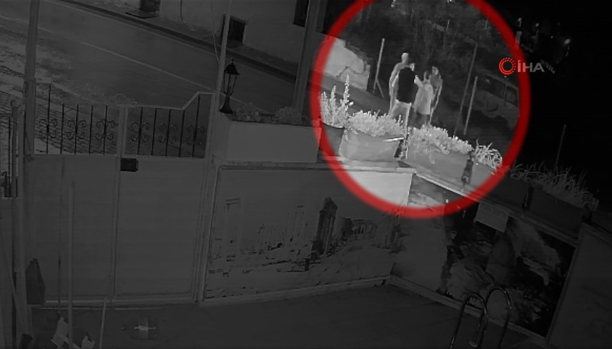 Eğlence mekanı çıkışında önlerine çıkan yaşlı adamı gasp ettiler