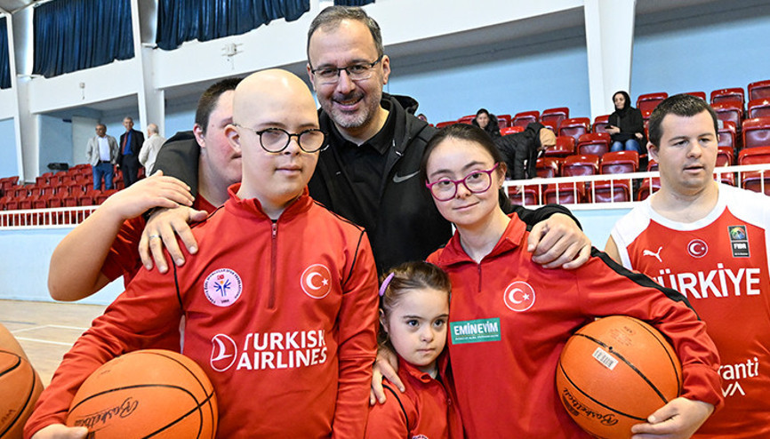 Bakan Kasapoğlu down sendromlu milli sporcular ile basketbol oynadı