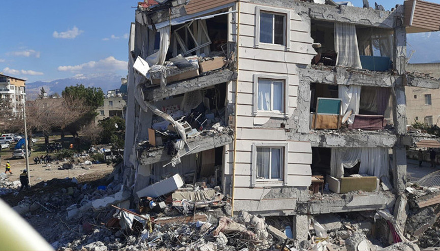 Prof. Dr. Alpay Azaptan deprem bölgesine tetanos, kızamık ve suçiçeği uyarısı