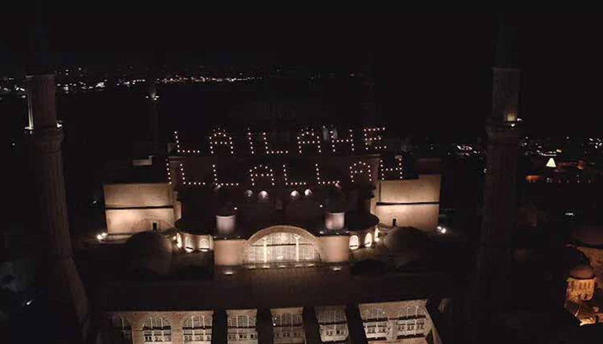 İbadete 86 yıl sonra açılan Ayasofya Camiine Ramazan mahyası asıldı