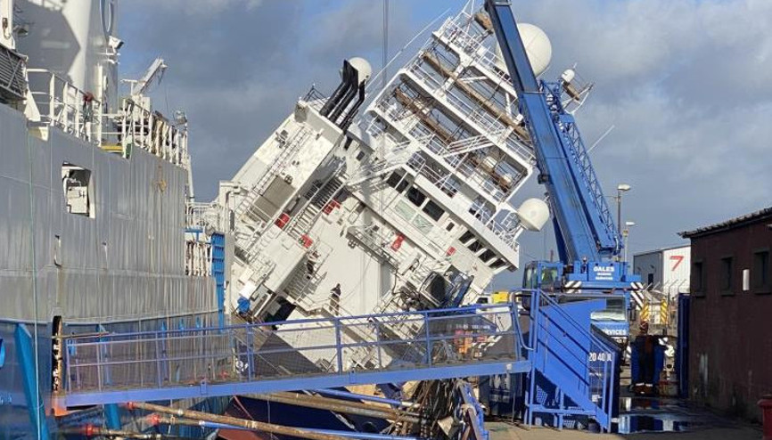 İskoçya’da tersanedeki gemi yan yattı: 25 yaralı