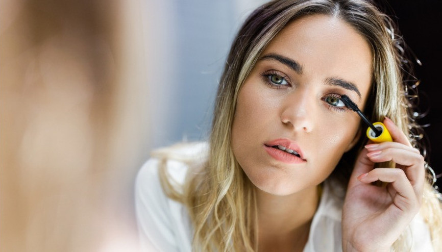 Makyaj yapmak ve saç boyamak orucu bozar mı Orucu bozan şeyler nelerdir Diyanet yanıtladı Makyaj yapmak ve saç boyamak orucu bozar mı Orucu bozan şeyler nelerdir Diyanet yanıtladı