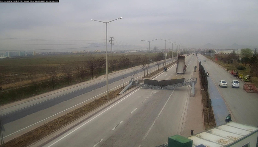 Kamyonunun açık unutulan damperinin çarptığı yön levhası devrildi