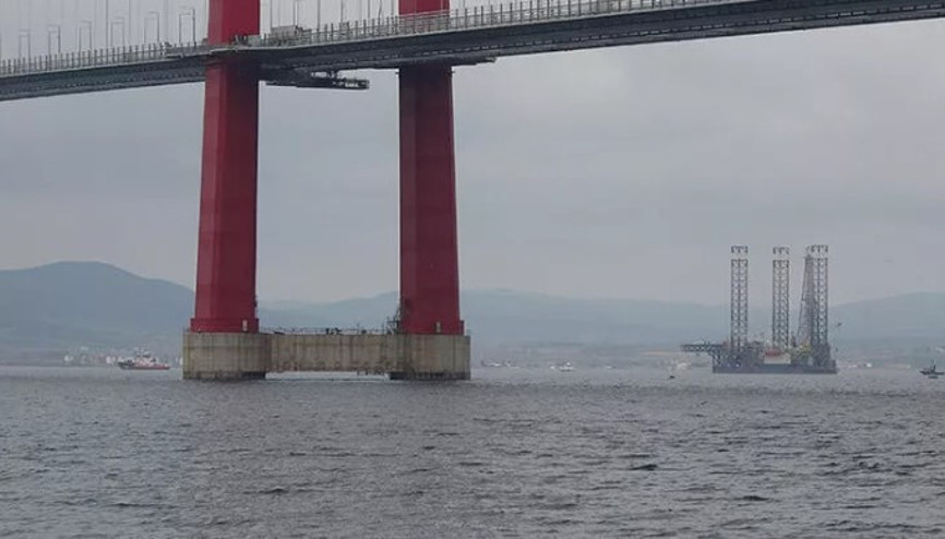 120 metrelik platform, 67 metreye indirilerek Çanakkale Köprüsü altından geçirildi