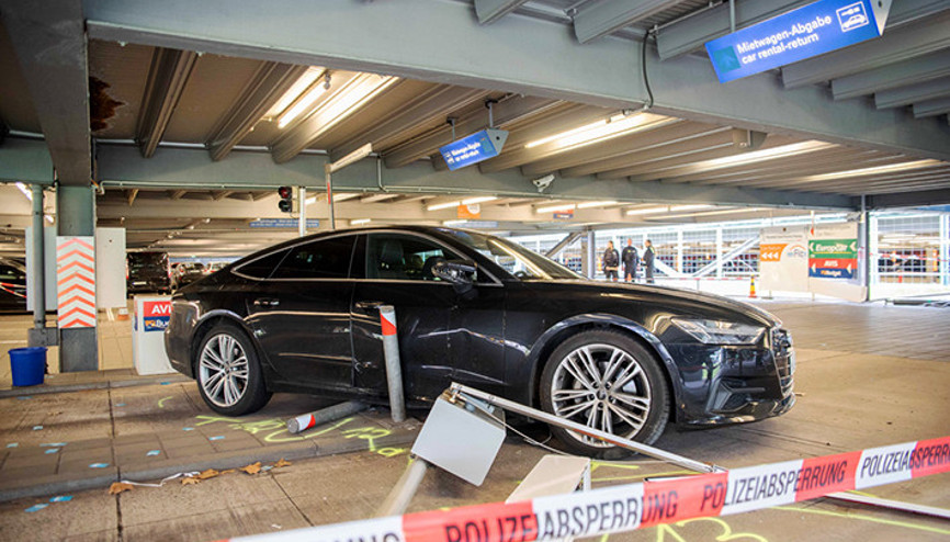 Otoparkta kalabalığın arasına daldı