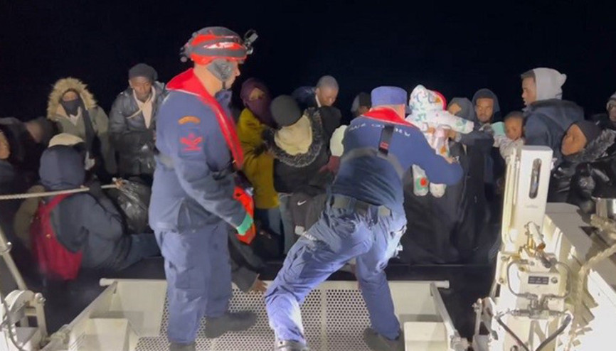 İzmir açıklarında 59 göçmen kurtarıldı, 1 Türk vatandaşı da yakalandı
