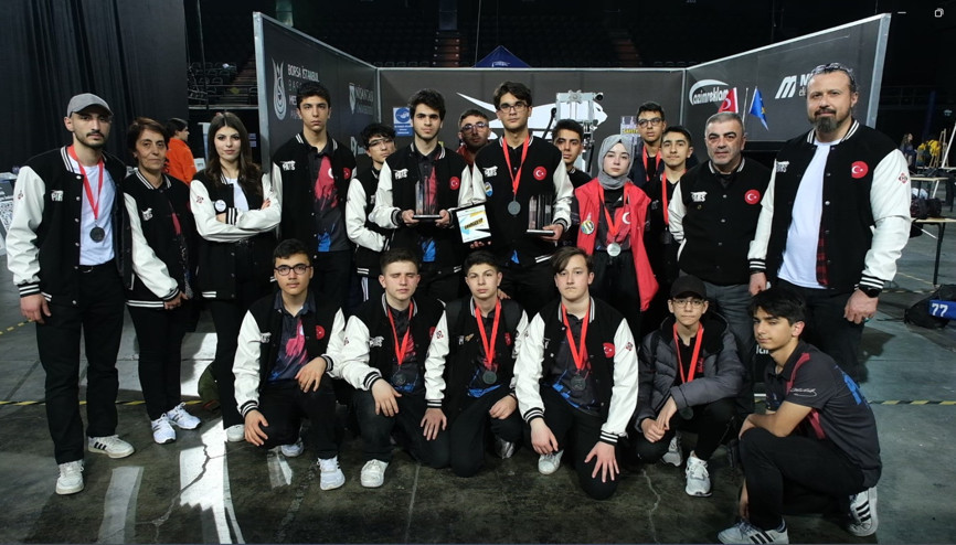 Demirören Medya Lisesi öğrencilerinden robotik yarışmada büyük başarı Demirören Medya Lisesi öğrencilerinden robotik yarışmada büyük başarı