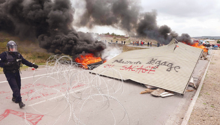 Fransa’da hükümet geri adım atmıyor