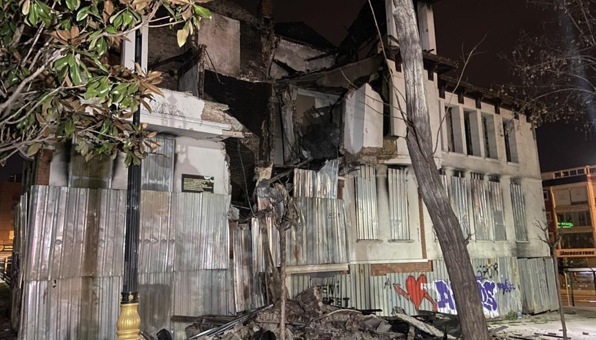 Fatih’te yanan tarihi metruk bina kısmen çöktü