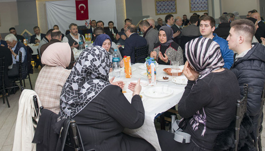 Londra’da depremzedeler yararına iftar Londra’da depremzedeler yararına iftar