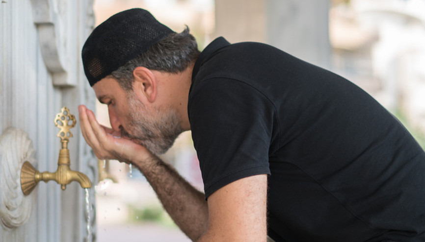 Oruçluyken abdest alımı ile ilgili Diyanet fetvası Kulağa, genze ve boğaza su kaçması orucu bozar mı