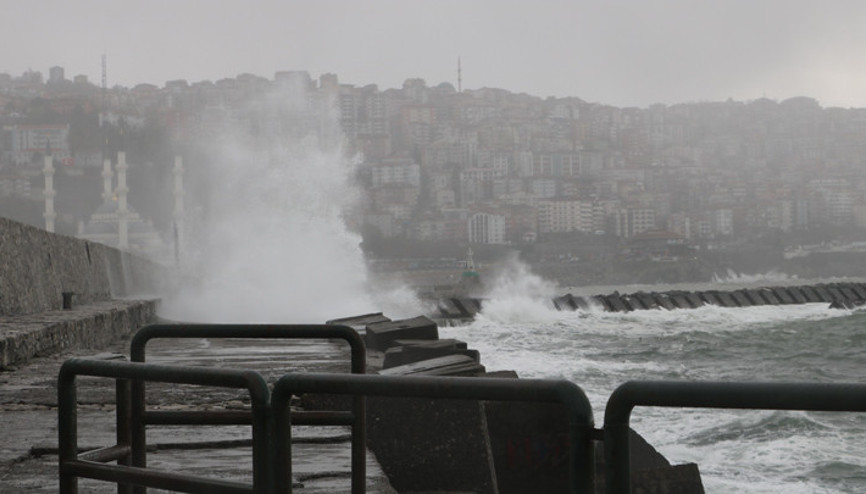 Zonguldak’ta kuvvetli rüzgar: 7 metreyi aşan dalgalar oluştu