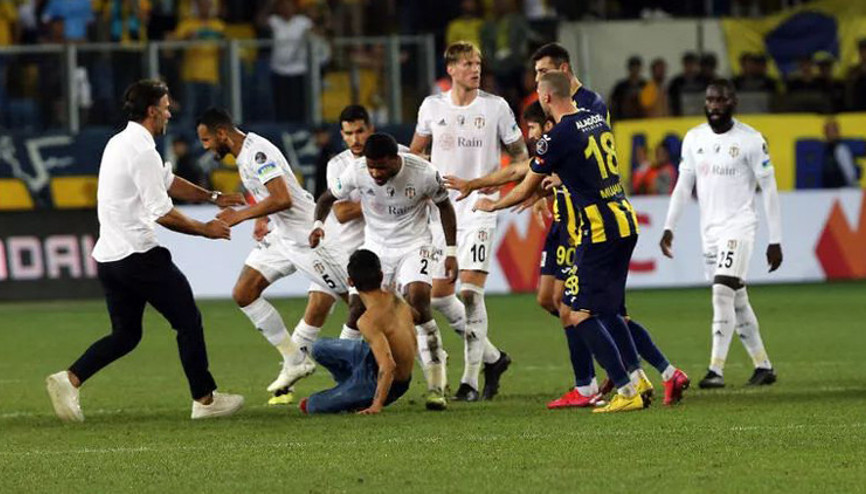 Beşiktaşlı futbolculara tekme atan saldırgana 1 yıl 8 ay hapis