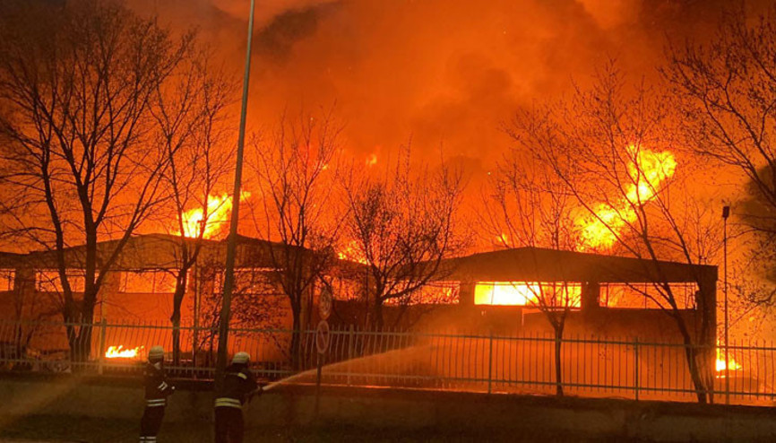 Parfüm deposunda dev yangın