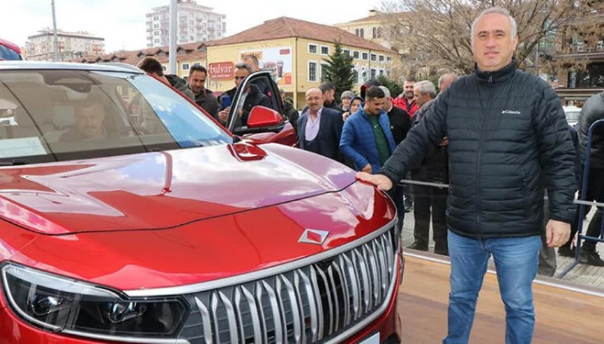 Çekilişte TOGG almaya hak kazanan talihli, aracı yerinde inceledi