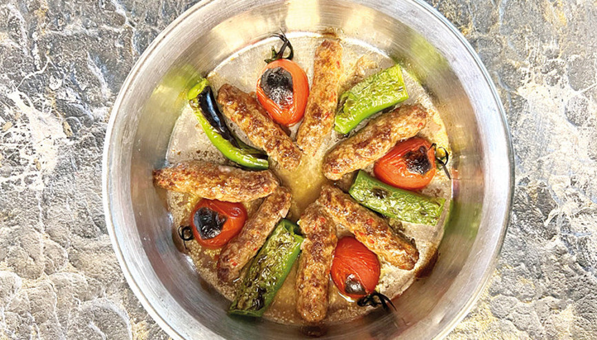 Köftemiz bol baharatlı, helvamız Antep peynirli...