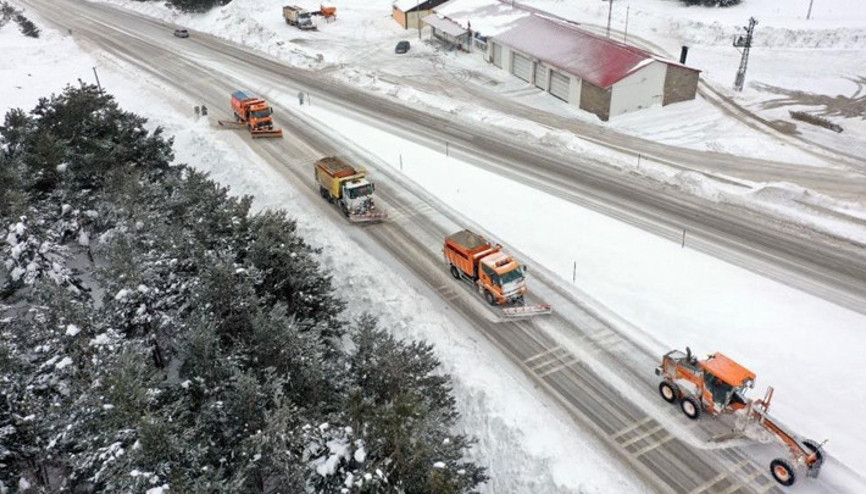Erzincan’da kar ve tipiden 135 köy yolu ulaşıma kapandı