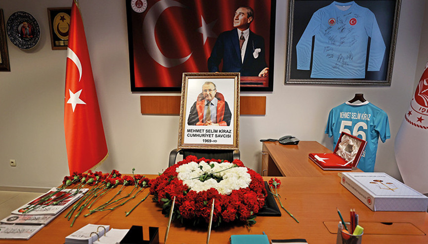 Şehit Savcı Mehmet Selim Kiraza adliyede anma