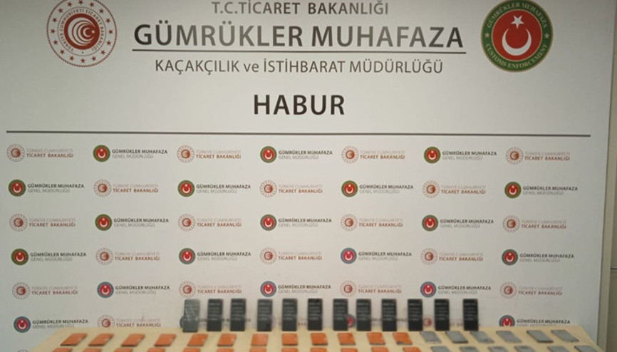 Akü kutusunda 66 cep telefonu ele geçirildi