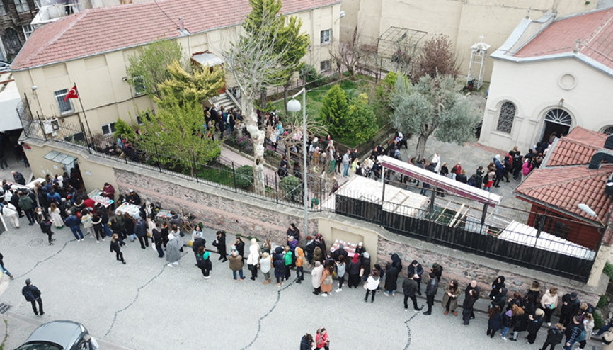 Ayın Biri Kilisesinde metrelerce kuyruk